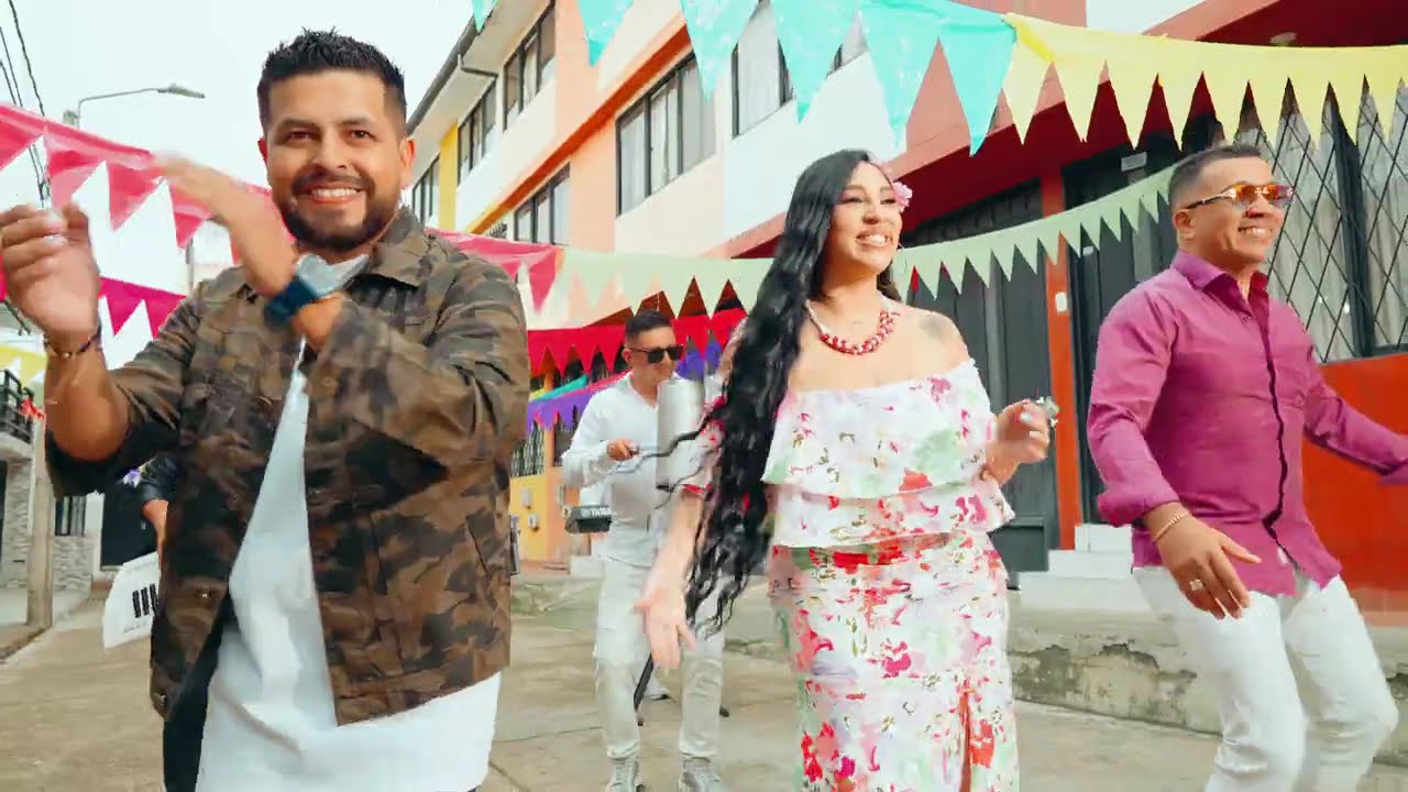 LINDA MORENA   LOS GENIOS DE LA CUMBIA ft EL NUEVO CUARTETO   VIDEO OFICIAL