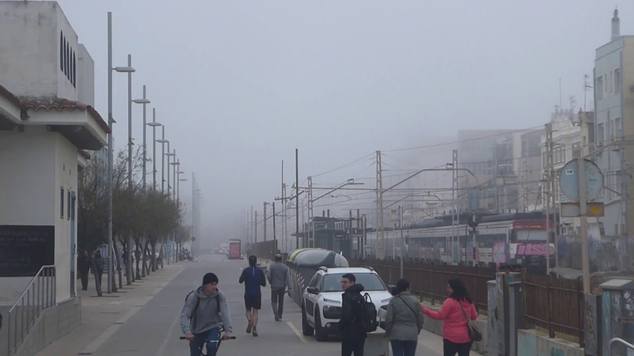 La Rambla de Badalona i la R1 de Rodalies, dins la boira marítima - Març 2020
