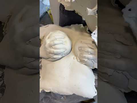 Процесс создания скульптуры тела девушки 💦