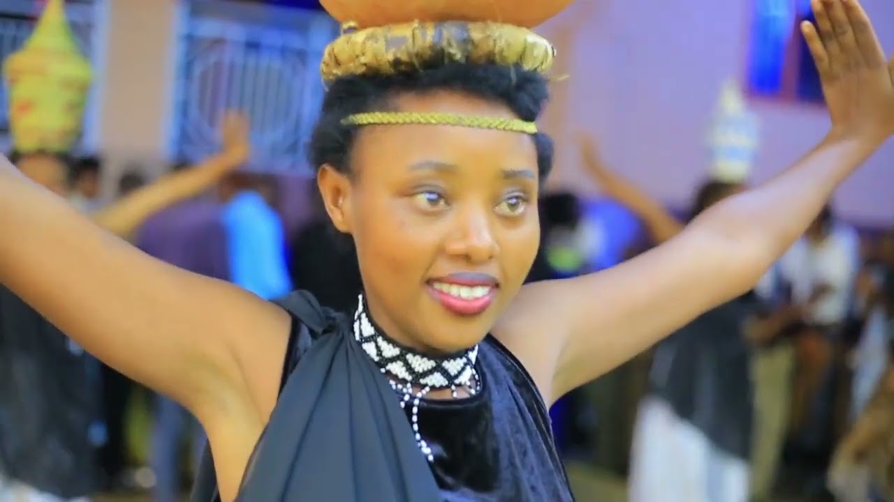 umuhamirizo urimo umwana uhamiriza neza.ni ikinimba ni abakobwa babyina  neza