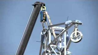 Automatic hook for lifting towers