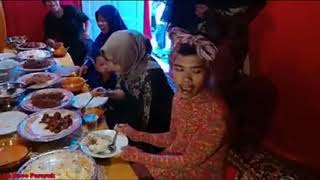 Istrinya Baharuddin Lagi Kondangan ' Jangan Terlalu Lama Makan Bu....Masih Banyak Tamuku Kodong...'