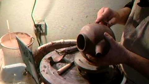 SIMON LEACH POTTERY - Assembling the teapot !