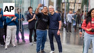 Tim Cook greets customers buying new iPhone 16 in NYC
