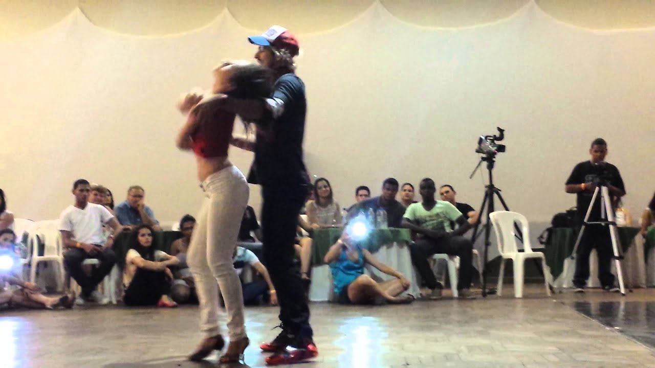 Kamacho e Luciana Lua dançando improviso de Zouk Conad 2014