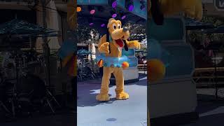Pluto & Goofy Dancing at Disneyland🎄#disney  #disneyland #d23