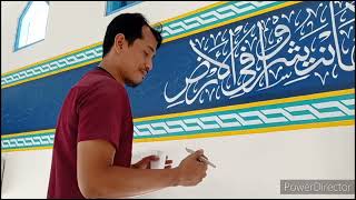 Belajar melukis kaligrafi masjid yang sederhana namun elegan.