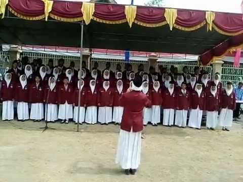 HUT RI Ke 70 2015 Paduan Suara SMAN 1 Pajangan "17 Agustus 