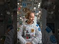 Você finalmente entendeu que o amor "perfeito" é um mito terrestre.  #moon #space #rock #astronaut