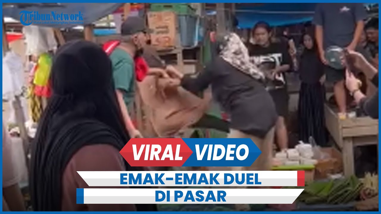 Terekam Emak-emak Duel Adu Kekuatan Jadi Tontonan di Pasar