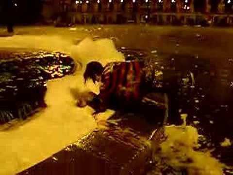 Oslo Spanish drunk Girls in a fountain