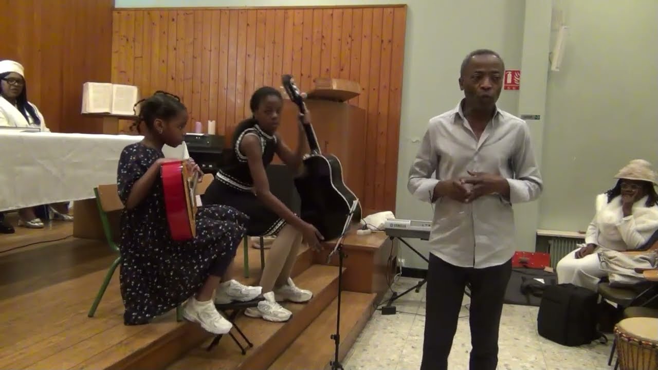 EPC. Evelyne, Etvir NGO MAKENDI, Abraham MAKENDI jouent et  chantent pour la gloire de JESUS CHRIST