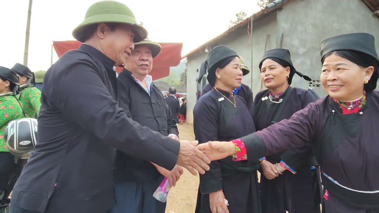 2 Anh Thiện Thuật hát sli chia tay với 2 chịgái Hồng Phong ngày Hội điểm xã HồngPhong lưu luyến quá 