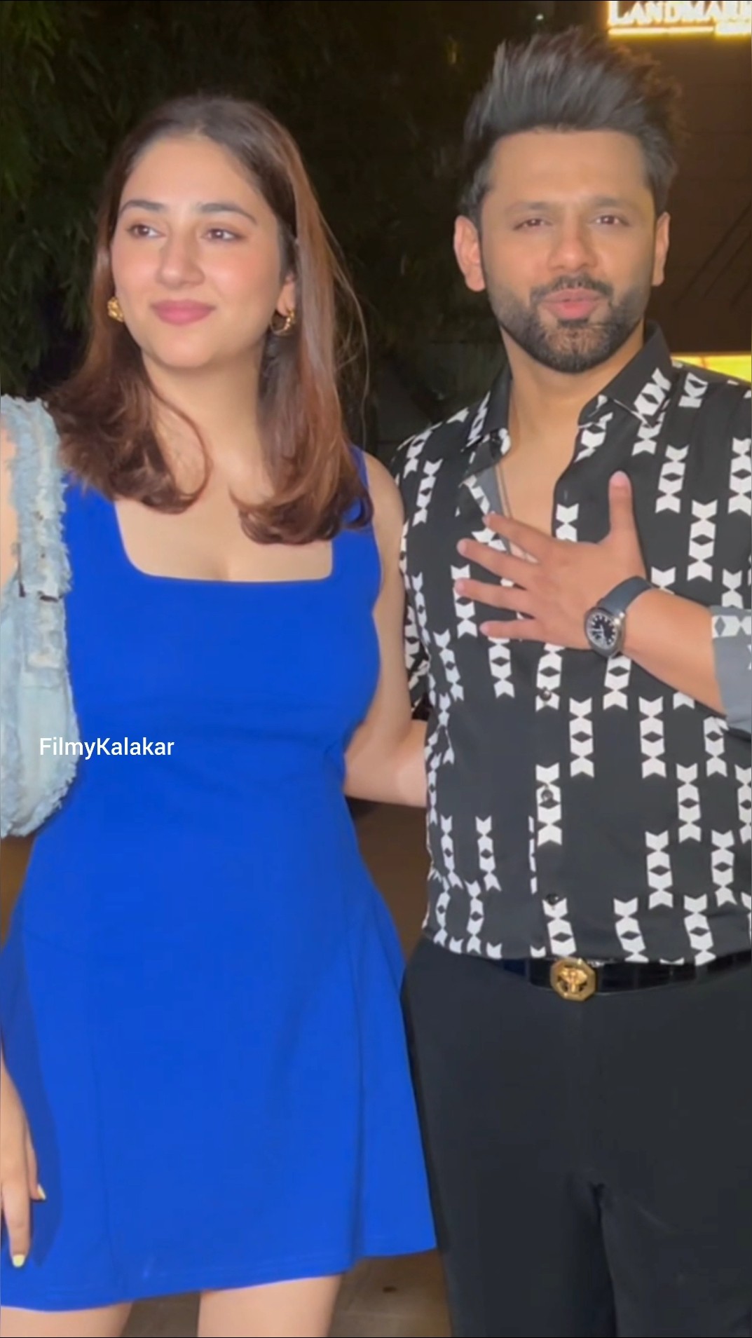 #rahulvaidya gets clicked with his ladylove #dishaparmar for dinner date ❤️ #filmykalakar
