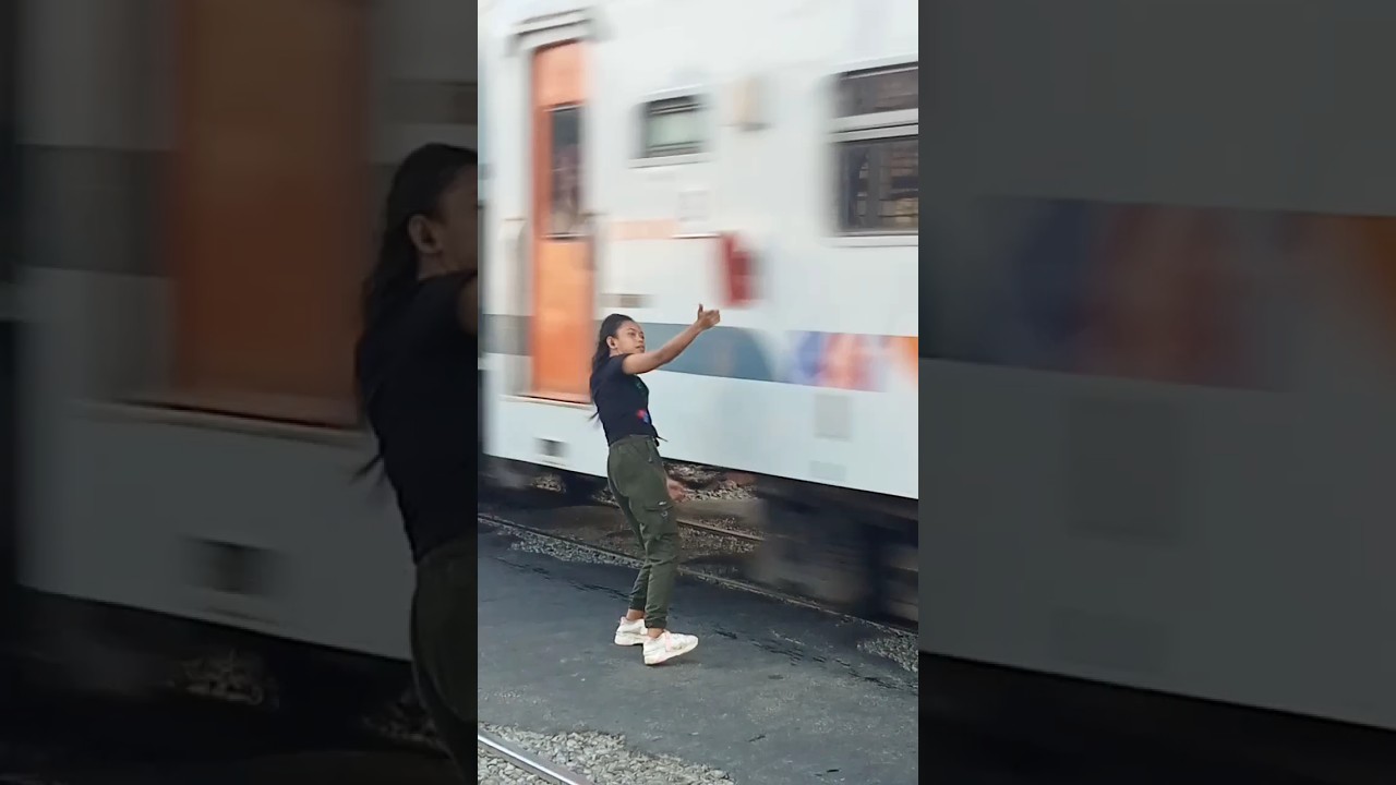 wanita tangguh penjaga perlintasan kereta api viral dengan cara jogedin kereta