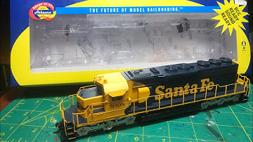 Athearn HO Scale RTR EMD SD40 Santa Fe Unboxing+Review