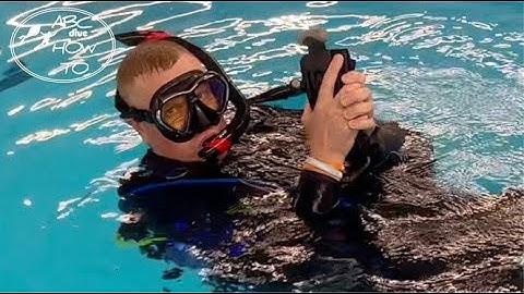 Weight system removal and replacement surface - PADI Open Water Diver Course demo [20/24]
