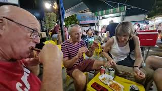Comida callejera en scooter durante el Día de Vietnam (9 h)