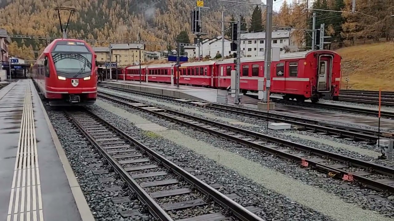 Red trains of Rhaetian Railways / Rhätische Bahn / Ferrovia Retica, Pontresina, 23.10.2025