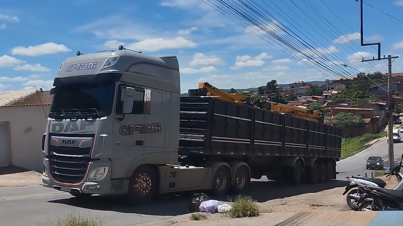 CARRETA CARREGADA NÃO CONSEGUE SUBIR A LADEIRA 