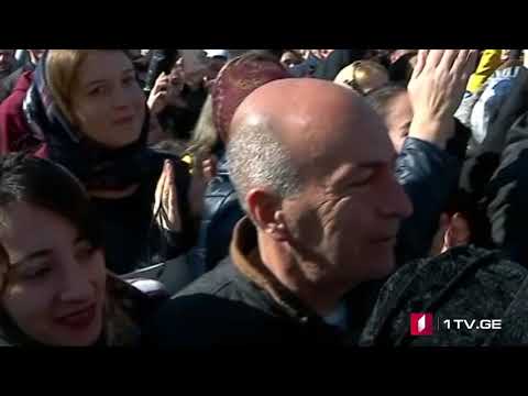 სამების ტაძრიდან გამოსულ ილია მეორეს ოვაციებით შეხვდნენ