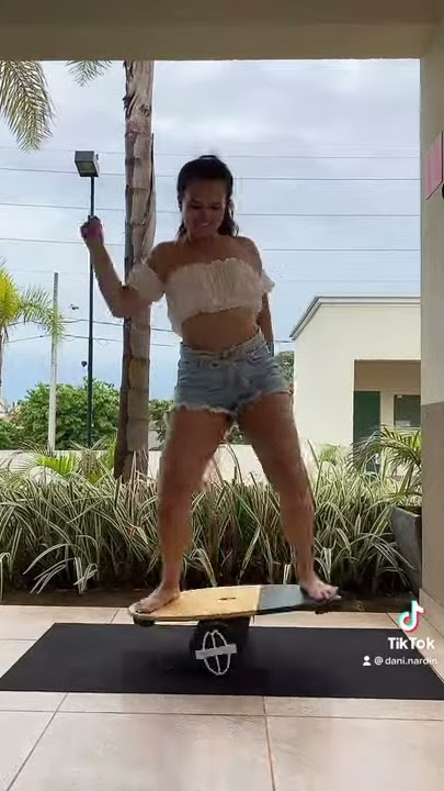 Faz a pose Olha o Flash - Coreografia TikTok na Prancha de Equilíbrio