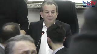 Akpli Meclis Üyesi Hacer Çınar, Bolu Belediye Başkanı Tanju Özcana Su Şişesi Fırlattı.