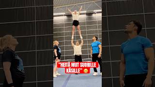 Heitetään tyttö suorille käsille 😁