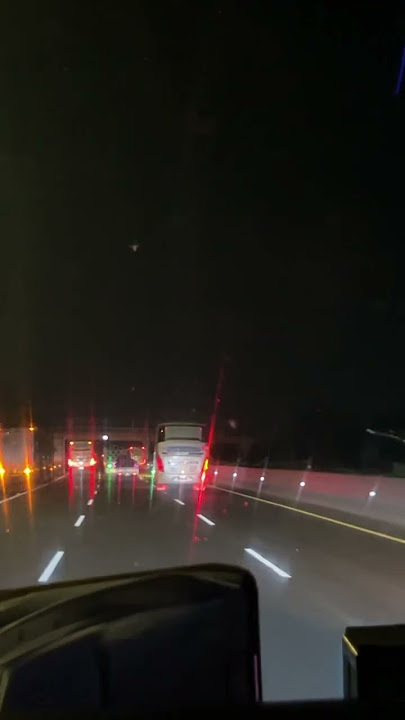 Konvoi bus AKAP di Toll TransJawa