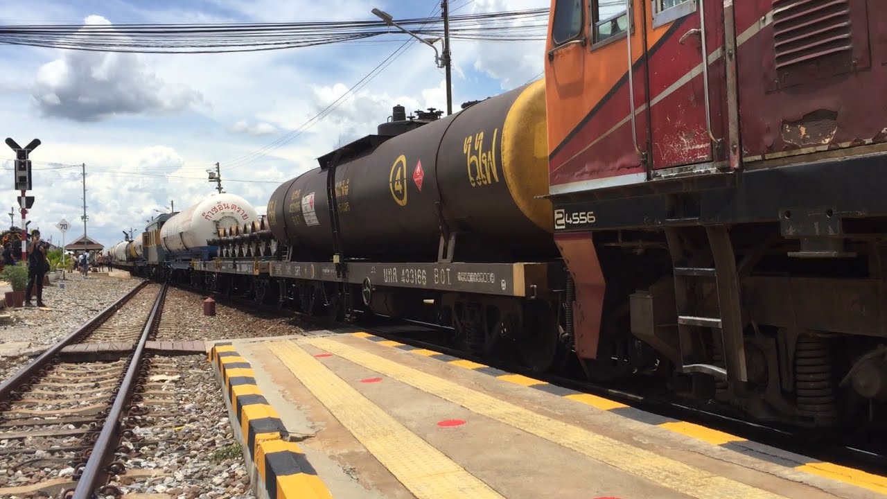 รถไฟขนสินค้า ก๊าซ , ล้อรถไฟ , นํ้ามัน , ปูน พ่วงกันมายาวๆ หัวจักร GEA 4556 ผ่านอยุธยา