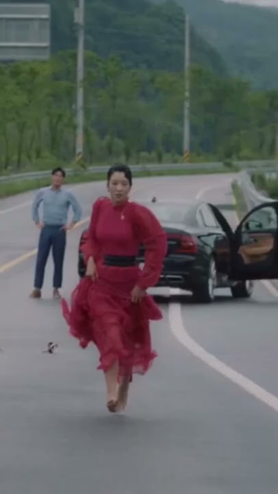 She Run To Protect Her Love #itsokaytonotbeokay #kdrama #kdramashorts #kimsoohyun #seoyeaji