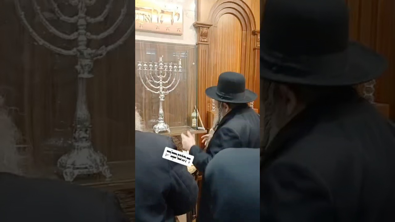 הגה"צ הרב שלום ארוש בהדלקת נר ראשון של חנוכה
