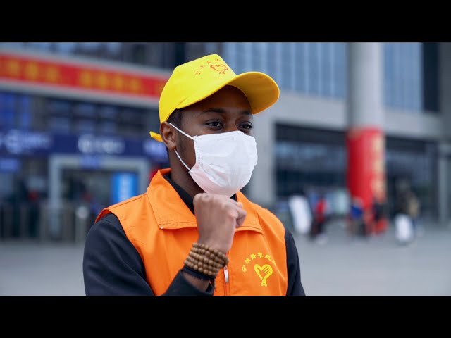 Foreigner volunteers at S. China train station despite coronavirus outbreak
