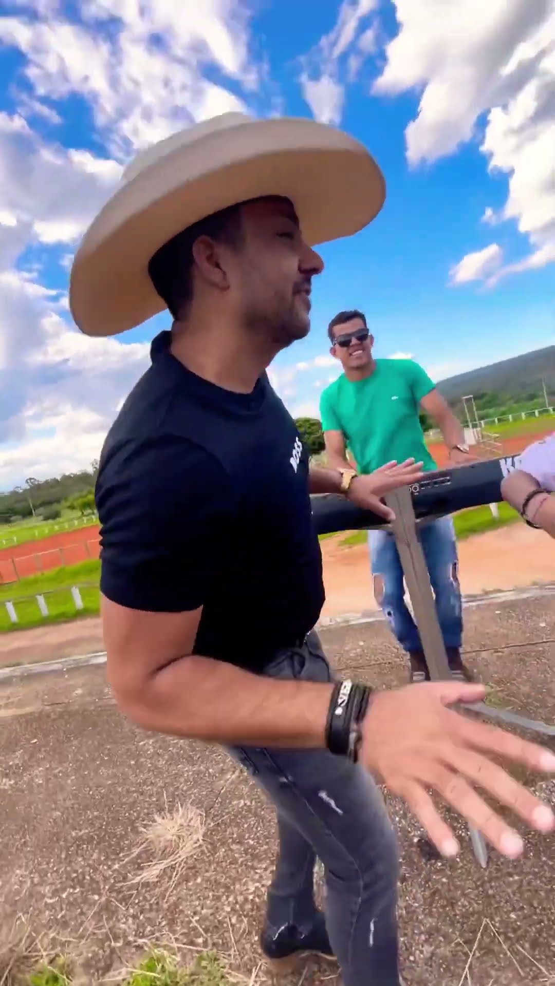 ￼ Bota esse Piseiro pra bombar com Alejandro Rodrigues e Leãozinho Do Forró #boanoiteee #leaozinho