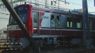 京急線4両編成快特品川行き1000形456〜453編成4号車1456両屋根上を点検する為に飛び移る1羽のカラスさん‼️【金沢文庫駅、令和4年12月28日水曜日】