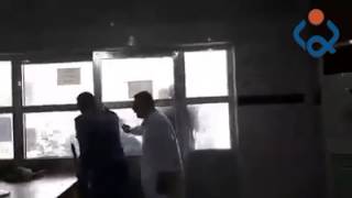 شباب يعتدون بالعصي على استعلامات احد المؤسسات الصحية وسط مدينة #العمارة - مركز محافظة #ميسان