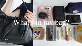 What s in my bag Curated summer bag essentials CAFUNE Wallet cosmetics FEILER familia