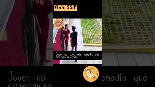 Roban CELULAR a indefensa mujer, caminando sin ningún esfuerzo