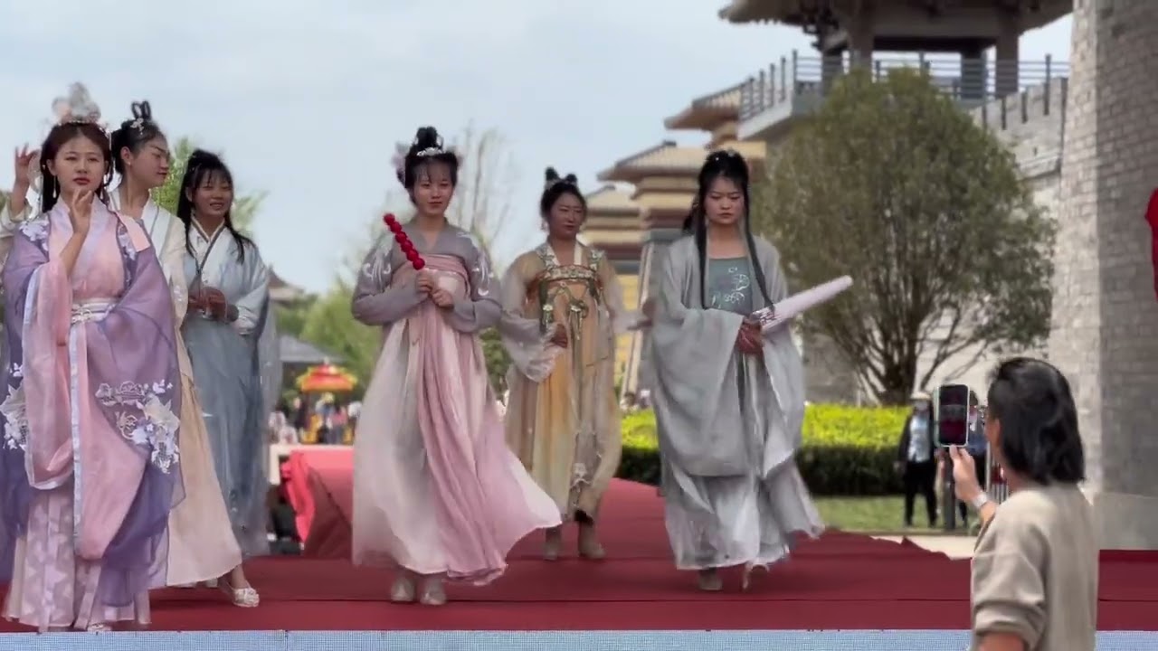 滇中健康城五一活动，女儿情古装走秀战场。#陆良 #宣传家乡旅游文化 #滇中健康城