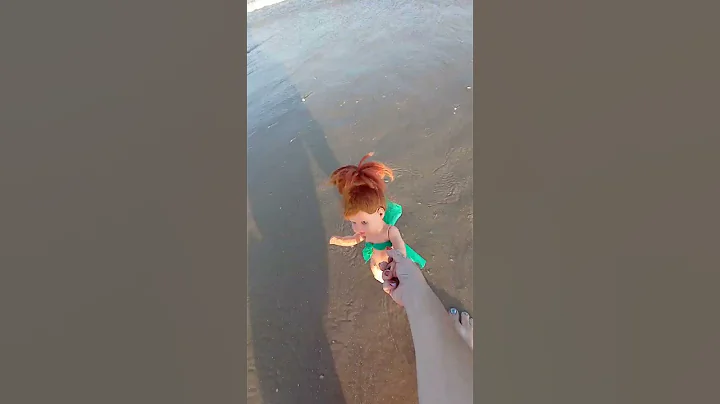 Dbora tomando banho de mar