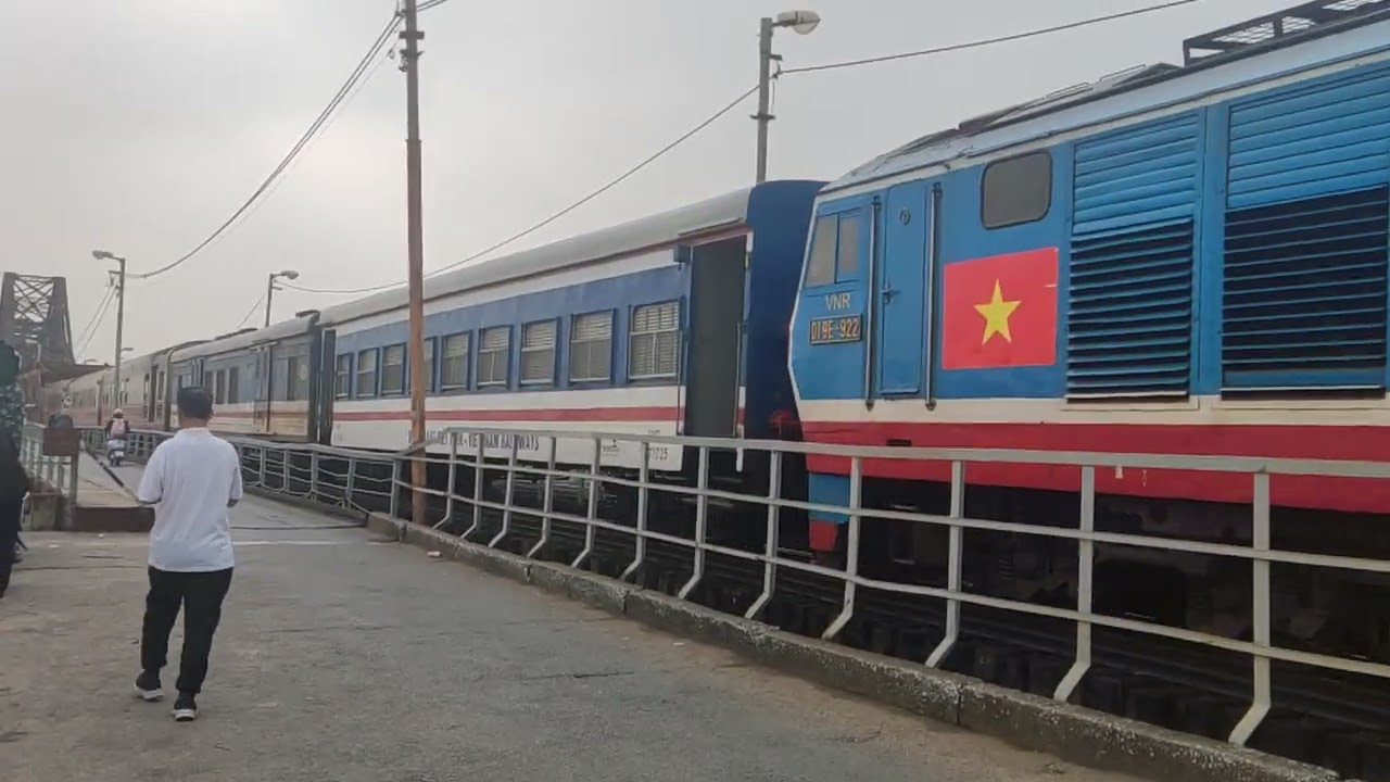 D19E-922 kéo tàu LP5 kép D12E-636 (Alibaba) qua cầu Long Biên (27/2/2026)