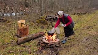 Op een warme dag in de bergen haastte ze zich naar de rivier om te koken voordat de winter terugkeer