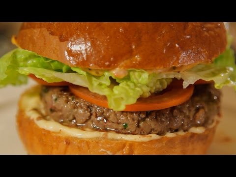 Видео: Голям бургер с пилешко кайма