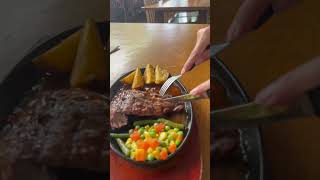 Susah potong steak wkkwk #kuliner #kulinerbandung #steak