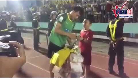 Bùi Tiến Dũng "đốn tim" fan bằng hành động đẹp