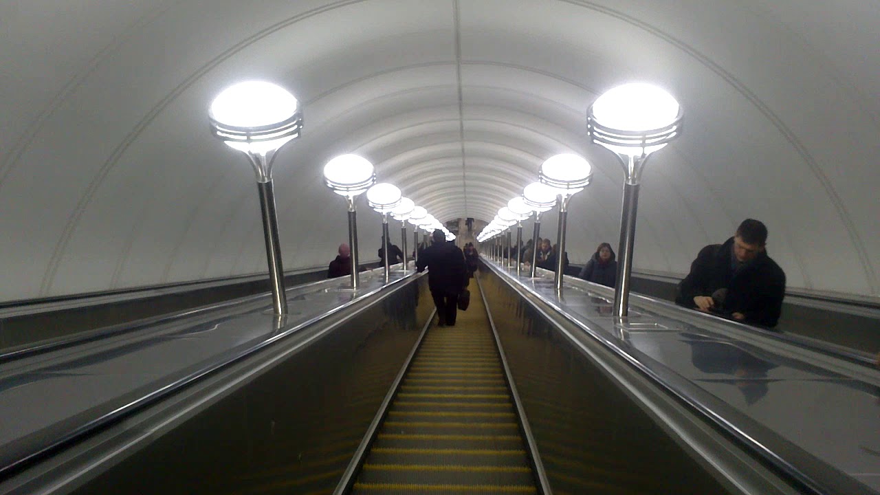 Включи станцию погромче. Спуск в метро. Самый длинный спуск в метро в Москве. Московское метро спуск. Метро Селигерская лифт.