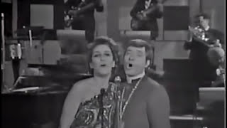 ANGELICA MARIA Y CESAR COSTA CANTAN JUNTOS EN 1967.