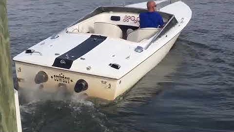 2000 22 Donzi Classic 502 Mag MPI BBC at the gas dock