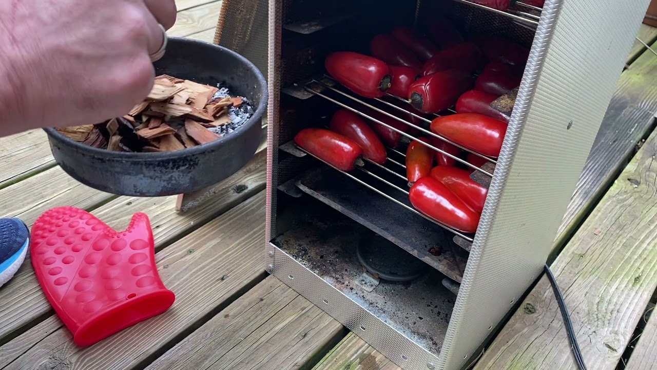 Turning Red Jalapenos Into Chipotle Peppers by Smoking & Dehydrating YouTube