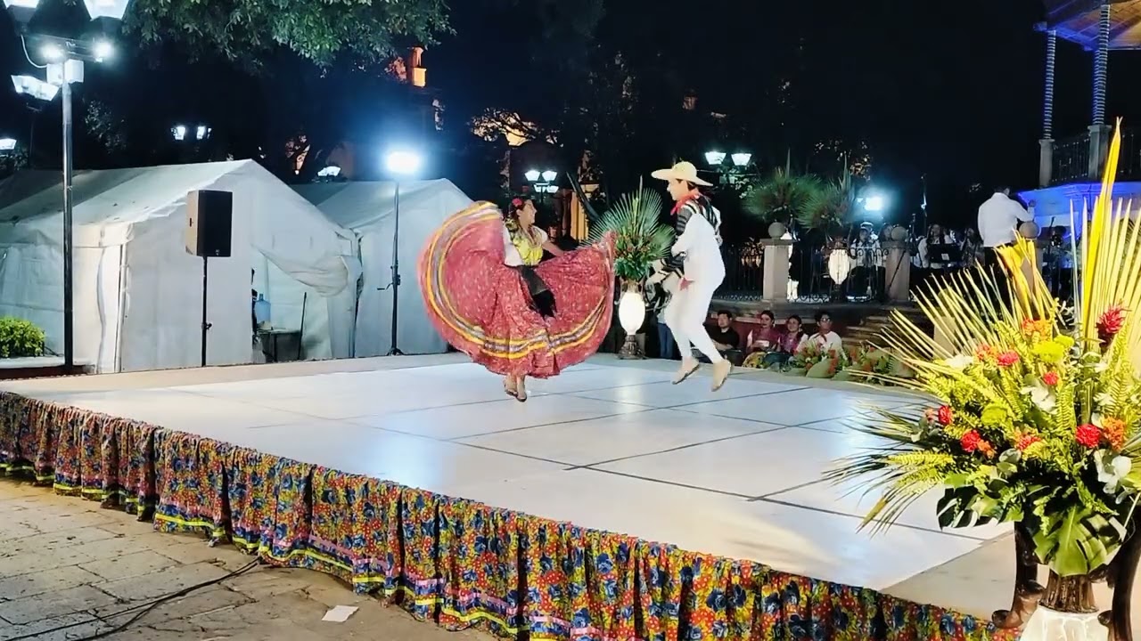 Sexta  pareja del Jarabe Mixteco 2026 López  Silva cristal  Alejandra y Moreno Ramírez A. Sebastián 